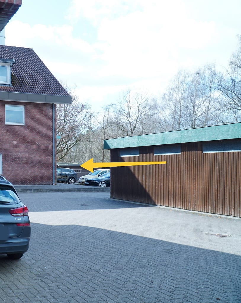Der Eingang zur Praxis befindet sich linkerhand vom Parkplatz im Erdgeschoss des Gebäudes.